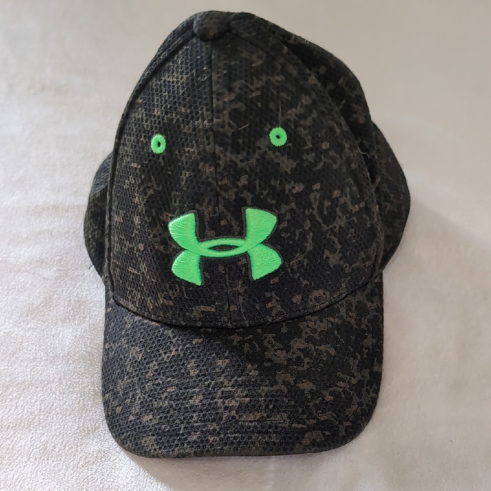 Boys Youth Small/Medium Under Armour Camo Baseball Hat With Green Logo